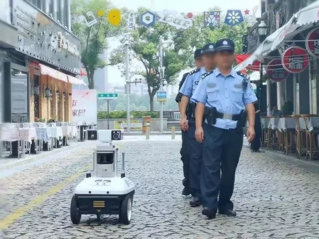 公安巡逻机器人